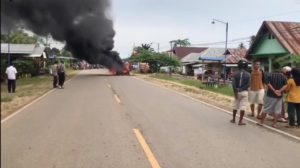 Mobil Pengangkut BBM Jerigen di Konawe Terbakar