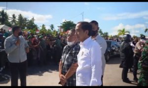 Jokowi Sapa Warga Wakatobi dan Bagi Baju Kaos