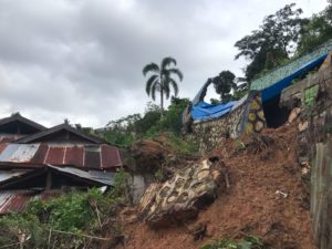 Beton Jalan Setapak Longsor Timpa Rumah Warga di Lorong Sarungga