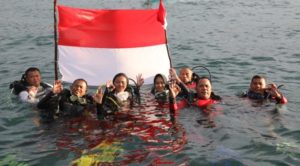 Personil Brimob Polda Sultra Kibarkan Bendera Merah Putih di Bawah Laut