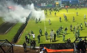 Tembakan Gas Air Mata Polisi Langgar Aturan FIFA