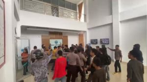 Demo di BNNP Sultra, Massa Desak Oknum Pegawai Segera Dipecat