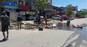 Warga Blokir Jalan, Protes Drainase Buruk dan Bau Tidak Sedap