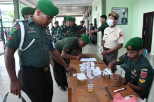 Prajurit dan PNS Jajaran Korem 143/HO Lakukan Tes Urine