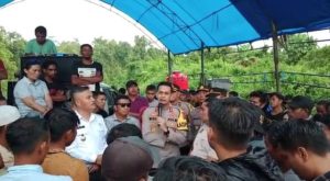 Temui Warga yang Blokade Jalan, Kapolres Konawe Selatan Ajak Jaga Kamtibmas