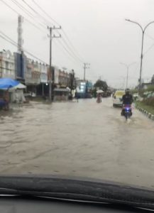 Hujan Deras Rendam Jalan Bunggasi di Poasia