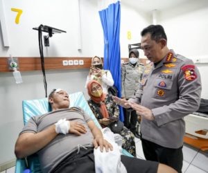 Jenguk Korban Bom Bunuh Diri Polsek Astana Anyar, Kapolri : Tetap Semangat Lindungi Masyarakat