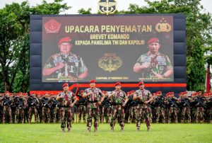 Penyematan Baret Merah Kopassus Kepada Kapolri