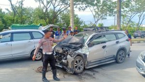 Minibus Tabrak Truk yang Hendak Parkir