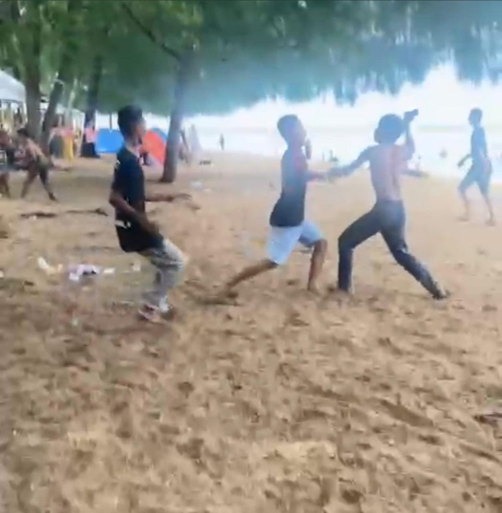 Kelompok Pemuda Tawuran di Obyek Wisata Pantai Toronipa