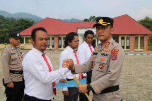 Bentuk Apresiasi, Kapolres Konawe Utara Beri Penghargaan Pada Anggota Berprestasi