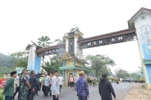 Pemkot Bongkar Gerbang Batas Kota-Konawe di Puwatu