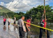 Antisipasi Kendaraan Terguling Saat Melintas di Lokasi Banjir, Polres Konut Pasang Patok Pembatas