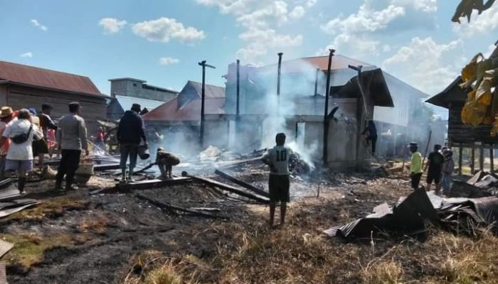 BPBD dan Dinsos Koltim Bantu Korban Kebakaran Bou