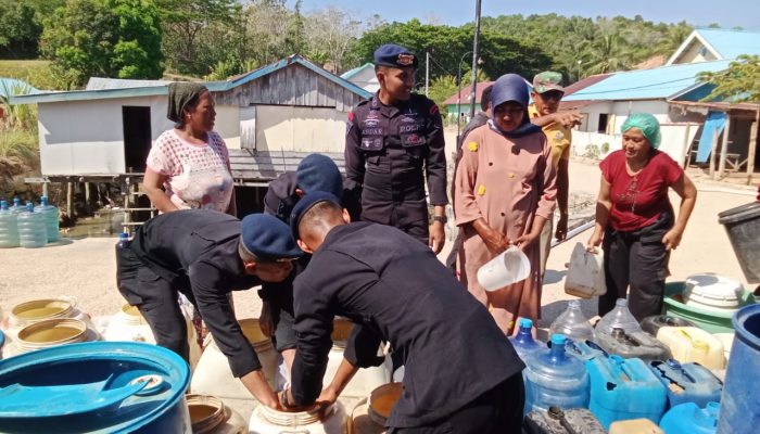 Brimob Sultra Distribusikan Ribuan Liter Air Bersih untuk Warga Terdampak Kekeringan di Soropia