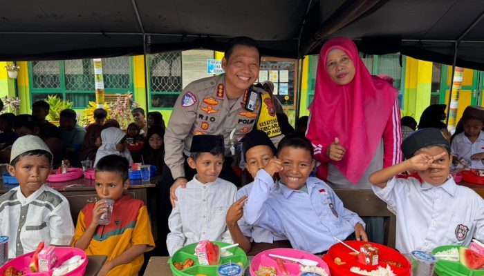 Ditlantas Polda Sultra Gelar Giat Makan Sehat dan Bergizi Bagi Siswa SD