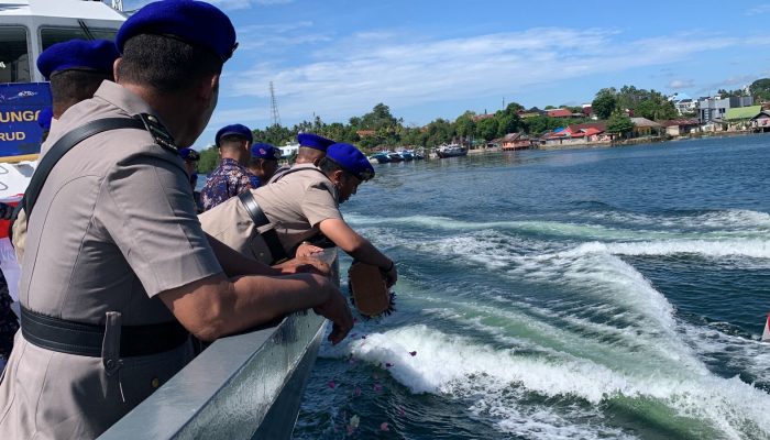 Sambut HUT Ke 74, Polairud Polda Sultra Gelar Upacara Tabur Bunga di Laut