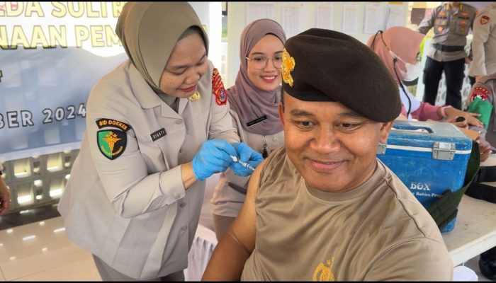 Personel Pengamanan TPS Pilkada Polda Sultra Diberi Vaksin Influenza dan Vitamin