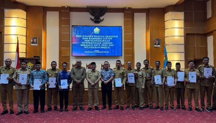 Pj. Gubernur Sultra Secara Resmi Serahkan Naskah Akademik dan Draf Raperda Sistem Pemerintahan Berbasis Data Desa dan Kelurahan Presisi di 17 Kab/Kota se-Sultra