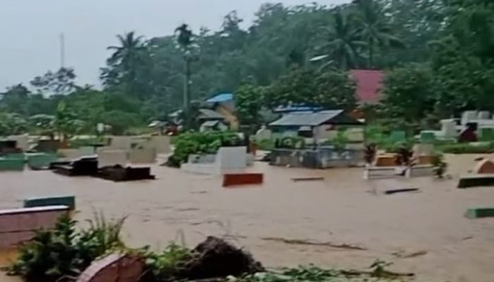 Banjir Landa Areal Pekuburan di TPU Punggolaka