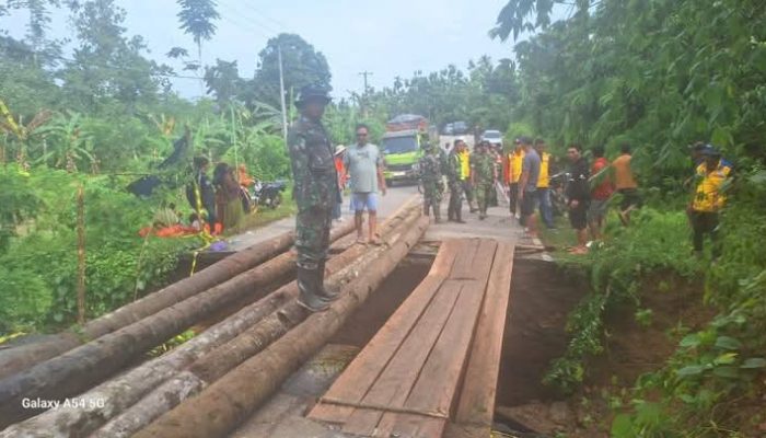 Pasca Banjir, Pemda Konsel Bangun Jembatan Darurat