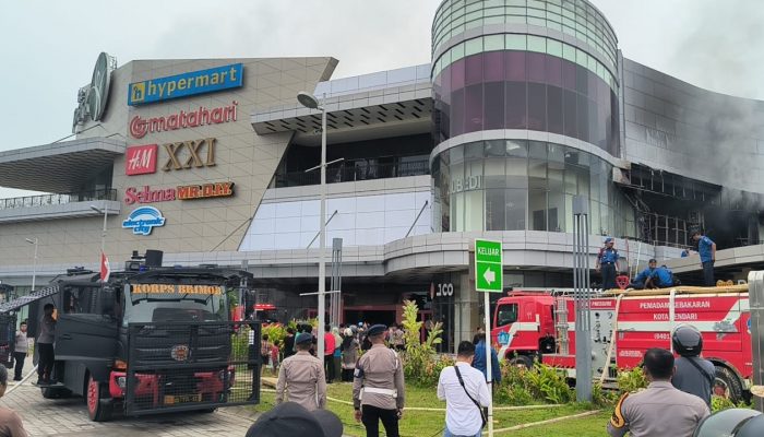 Dua Unit Armoured Water Cannon (AWC) Brimob Sultra Dikerahkan Bantu Padamkan Api di The Park Kendari