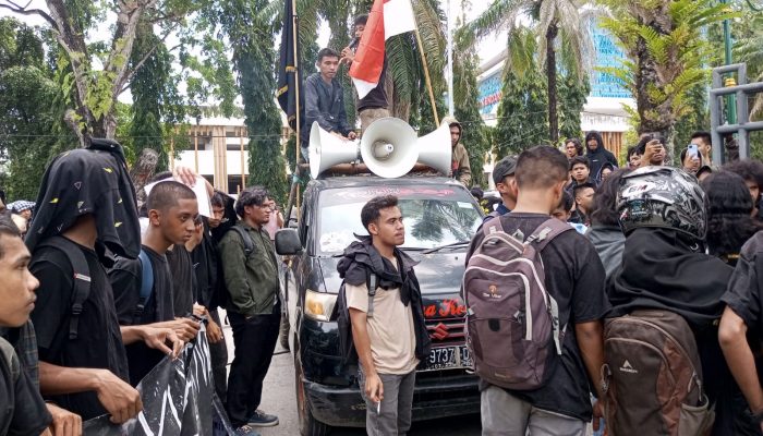 Mahasiswa UHO Kendari Gelar Demonstrasi di DPRD Sultra Tolak Efisiensi Anggaran Sektor Pendidikan dan Kesehatan