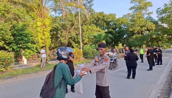 Humas Polda Sultra Bagikan Takjil Gratis untuk Pengendara di Bulan Ramadan