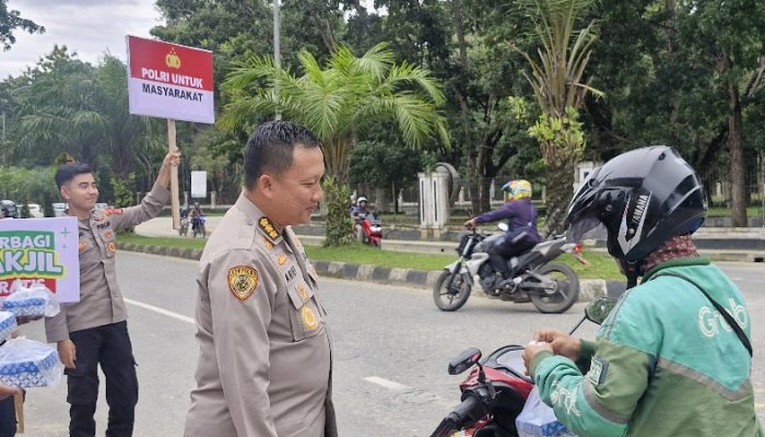 Biro SDM Polda Sultra Berbagi Takjil, Wujud Kepedulian di Bulan Ramadan