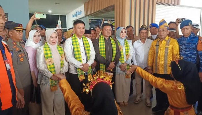 Tari Mondotambe Sambut Kedatangan Bupati dan Wakil Bupati Konsel di Bandara Haluoleo