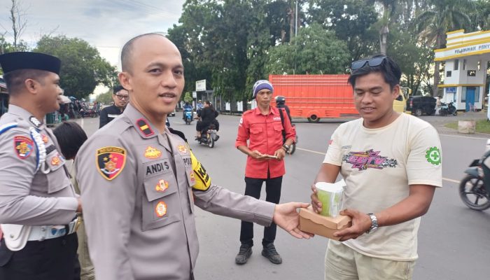 Polsek Pelabuhan Kolaka Berbagi Takjil untuk Masyarakat Jelang Berbuka Puasa