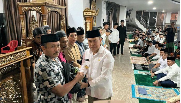 Safari Ramadan di Kolaka Utara Gubernur Sultra Bagikan Paket Sembako ke Warga