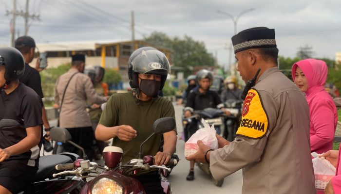 Raih Keberkahan di Bulan Ramadhan, Detasemen Gegana Satbrimob Sultra Bagi Takjil Kepada Warga