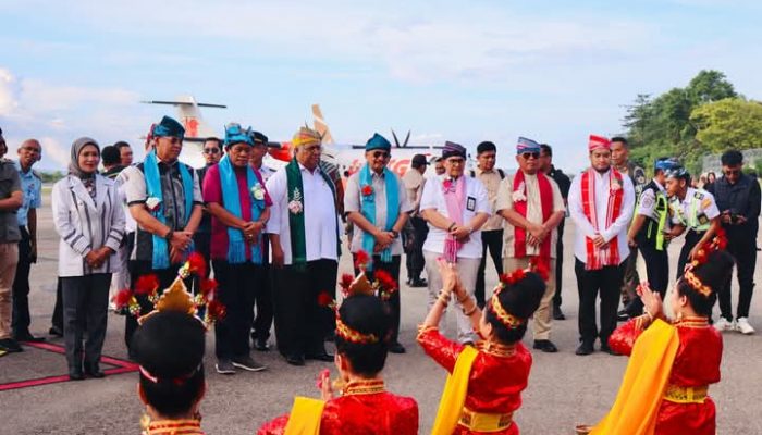 Sambutan Hangat dan Harapan Mengangkasa Bersama Kedatangan Si “Burung Besi” di Baubau