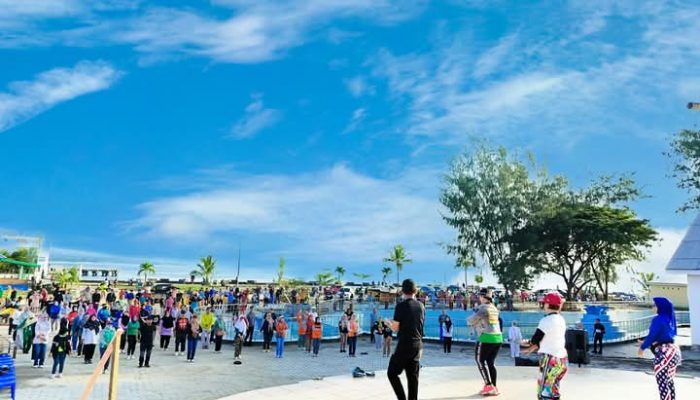 Kompak, Aksi Bersih-Bersih Jajaran Pemkot di Pantai Kamali