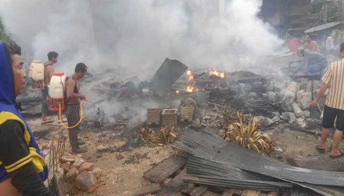 Rumah Warga Lambandia Ludes Terbakar, Pemda Koltim Salurkan Bantuan