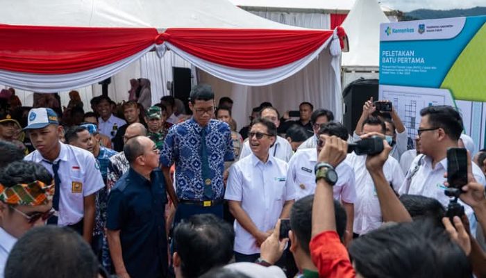 Fenomena Dua Bocah Raksasa dari Koltim: Bertemu Menkes, Gubernur, dan Banjir Permintaan Foto!