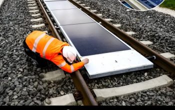 Terobosan Energi Hijau dari Swiss: Panel Surya Tersembunyi di Jalur Kereta Api! 8 FB IMG 1747290238568