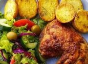Ledakan Rasa di Setiap Gigitan: Ayam Panggang Rempah, Kentang Renyah, & Salad Kebun!