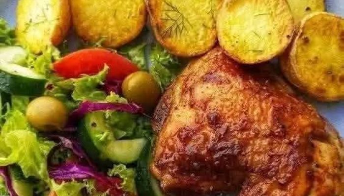 Ledakan Rasa di Setiap Gigitan: Ayam Panggang Rempah, Kentang Renyah, & Salad Kebun!