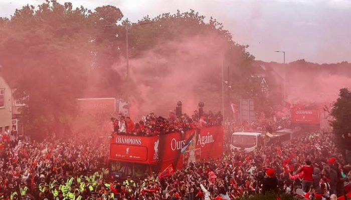 Insiden Mengerikan di Pawai Liverpool: Mobil Hantam Pejalan Kaki, Polisi Buru Pelaku
