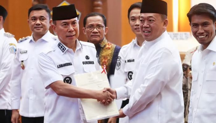 Menteri ATR/BPN Serahkan 455 Sertifikat Aset dan Tanah Wakaf ke Pemprov Sultra