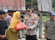 Polres Kolut Salurkan Bantuan Untuk Korban Angin Puting Beliung di Desa Sapoiha