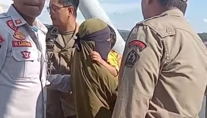 Mencekam! Wanita Bercadar Hendak Lompat dari Jembatan Teluk Kendari Sambil Gendong Anak, Sehari Jelang Idul Adha