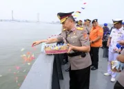Peringati Hari Bhayangkara Ke 79, Polda Sultra Laksanakan Upacara Tabur Bunga di Teluk Kendari