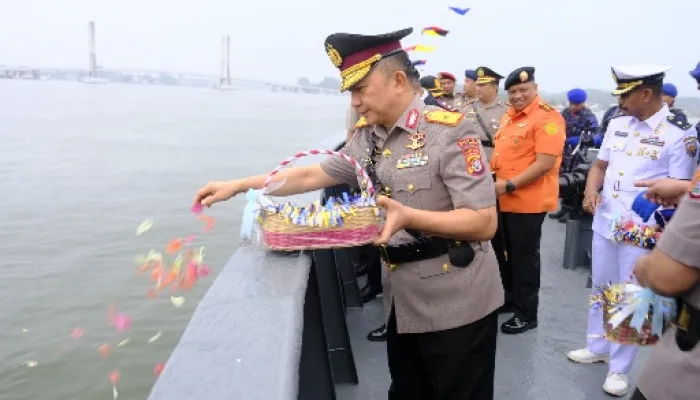 Peringati Hari Bhayangkara Ke 79, Polda Sultra Laksanakan Upacara Tabur Bunga di Teluk Kendari