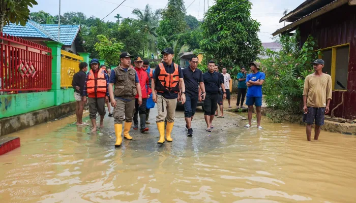 Gubernur Sultra Tinjau Lokasi Banjir di Kelurahan Lepo-Lepo, Kota Kendari