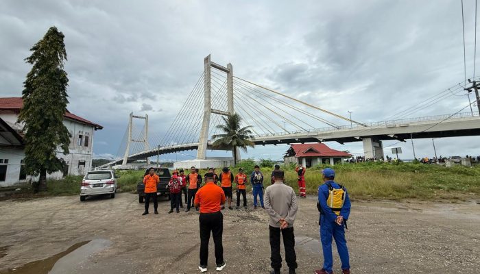 Lompat dari Jembatan Teluk Kendari Pria 22 Tahun Dalam Pencarian Tim SAR