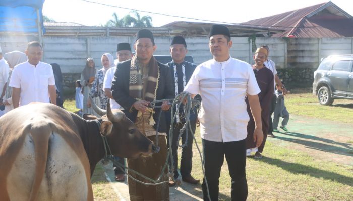 Polresta Kendari Bagi Daging Kurban di Hari Raya Idul Adha 1446 H