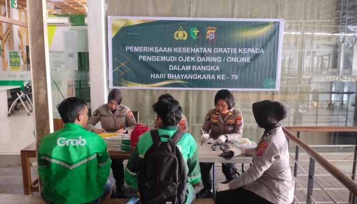 Bid Dokkes Polda Sultra Gelar Rikes Gratis Bagi Pengemudi Ojol dalam Rangka Hari Bhayangkara ke-79